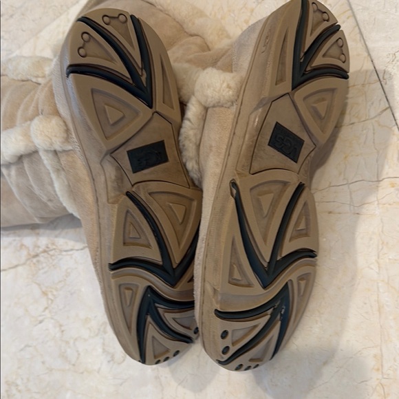 UGG Cozy Tan Shearling-Lined Women's Boots - Picture 6 of 13